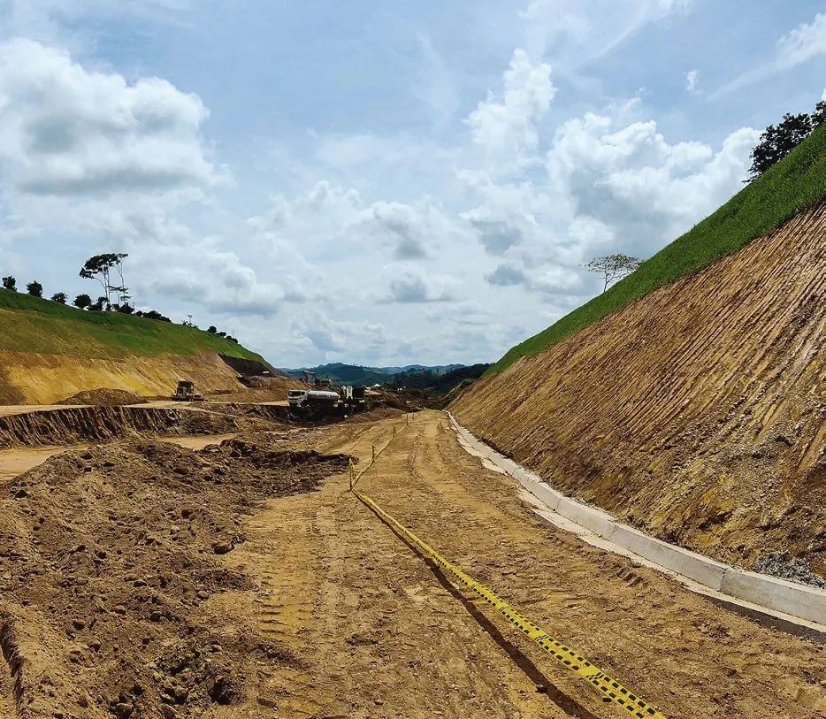 Corte vial y talud en construcción