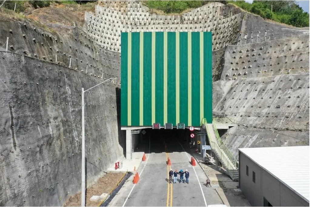 Portal de túnel vial